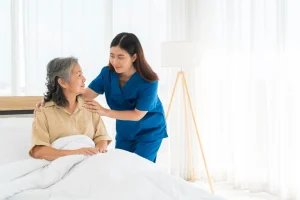 Caregiver Harian vs Bulanan, Mana yang Lebih Cocok untuk Lansia