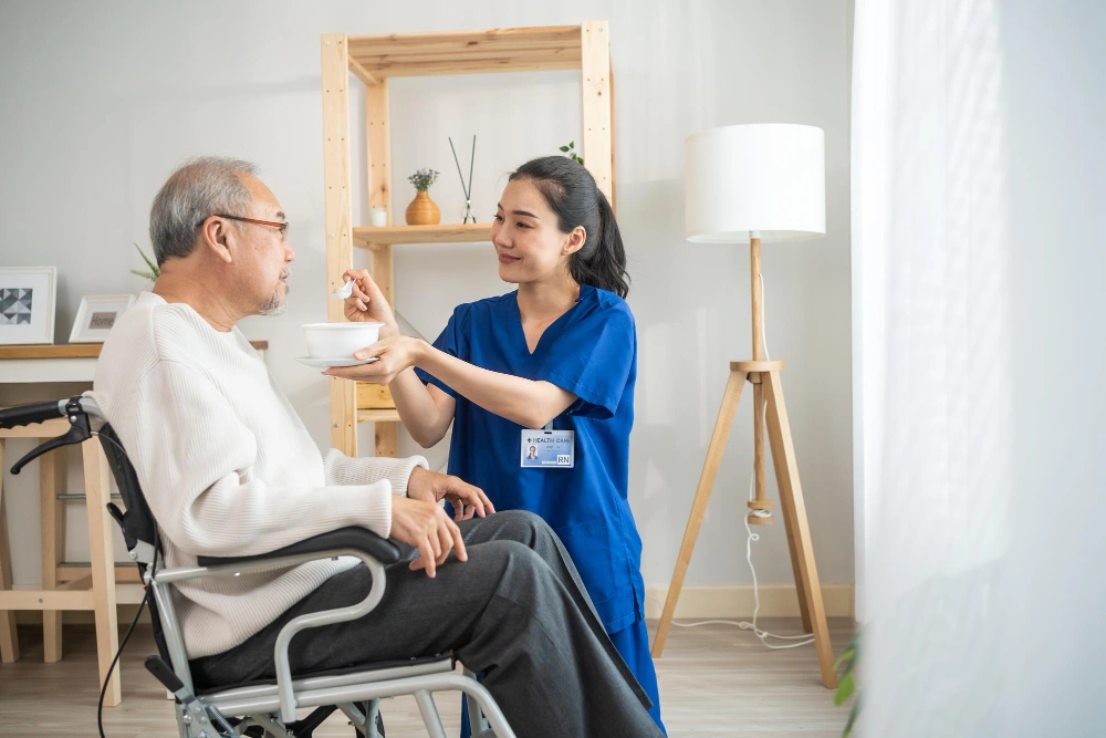 Caregiver dan Perawat, Apa Bedanya?