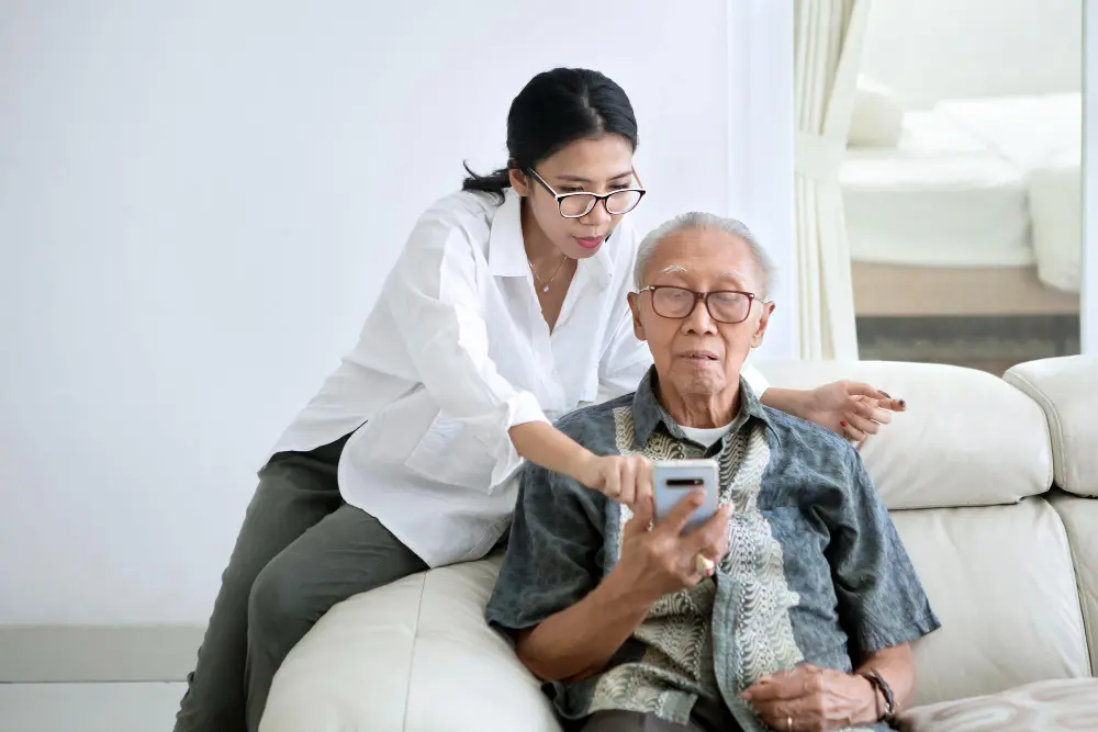 Tips Merawat Orang Tua Sambil Tetap Bekerja