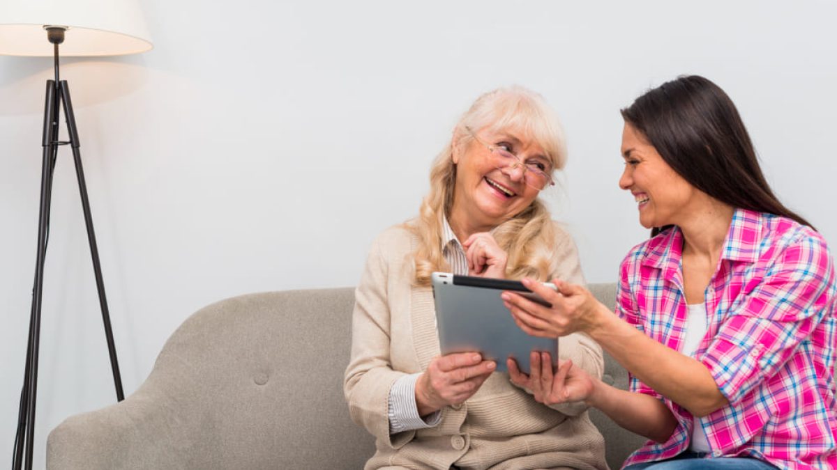 7 Cara Berkomunikasi dengan Lansia dengan Baik