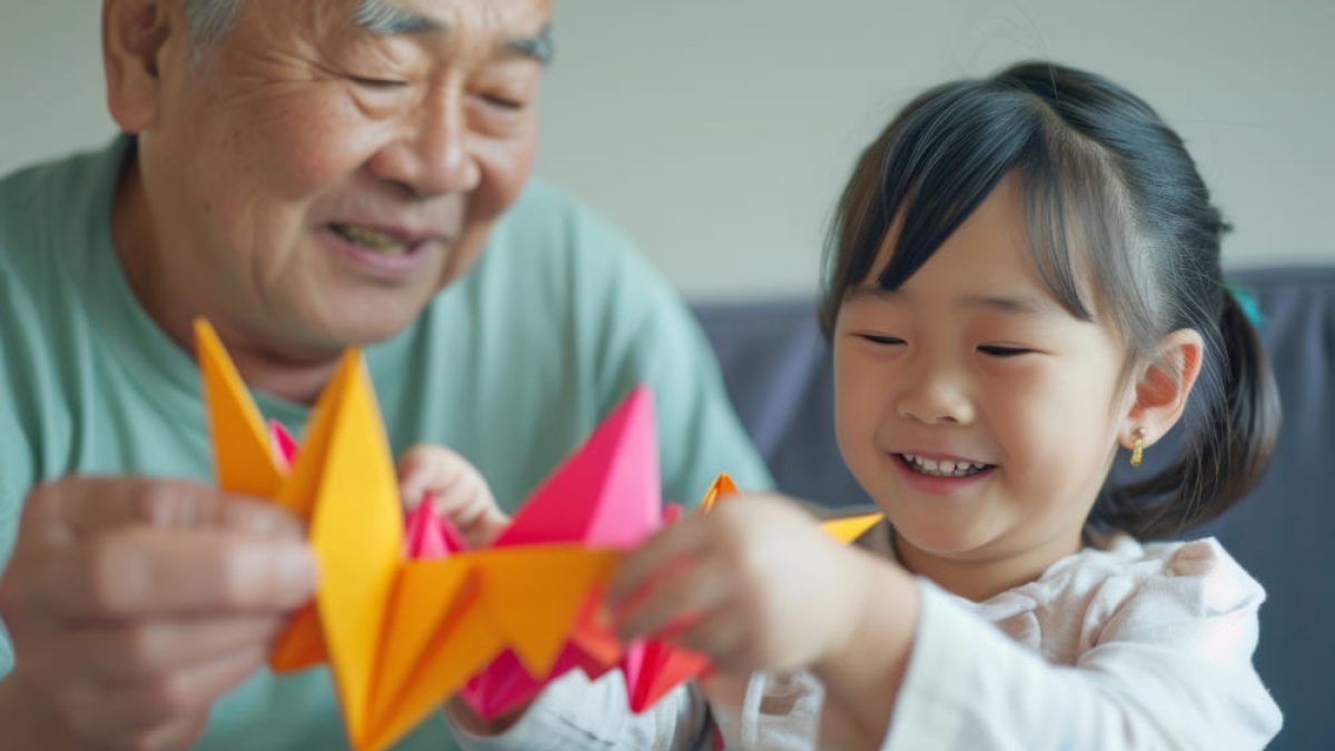 9 Manfaat Bermain Bersama Cucu untuk Kebahagiaan Lansia